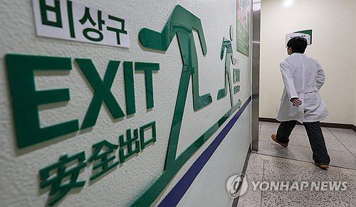 대구 한 대학병원에서 의료관계자가 이동하고 있다.[연합뉴스 자료사진]