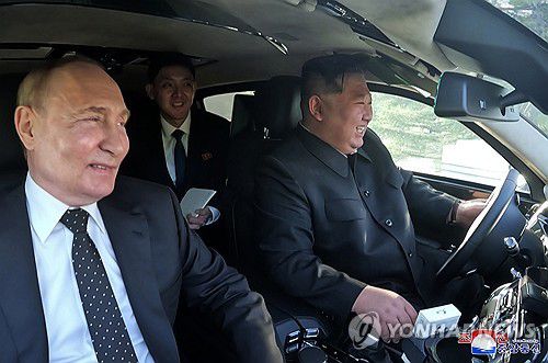 푸틴 선물 승용차 운전하는 김정은(평양 조선중앙통신=연합뉴스) 김정은 북한 국무위원장이 푸틴 러시아 대통령과 금수산영빈관 정원구역에서 시간을 함께 보내며 친교를 다졌다고 조선중앙통신이 20일 보도했다. 푸틴 대통령이 김 위원장에게 선물한 아우루스 차량을 서로 번갈아 몰며 영빈관 구내를 달렸다. 김 위원장은 승용차의 성능을 높이 평가하며 사의를 표했다고 전했다. 2024.6.20      [국내에서만 사용가능. 재배포 금지. For Use Only in the Republic of Korea. No Redistribution] nkphoto@yna.co.kr