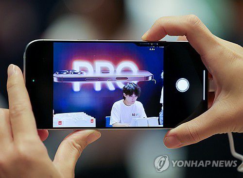 '카메라 조작을 더 쉽게'(서울=연합뉴스) 김도훈 기자 = 애플 아이폰 16 시리즈 및 애플 워치 국내 공식 출시일인 20일 오전 KT의 출시 행사가 열린 서울 강남구 안다즈 서울 강남호텔에서 관계자가 카메라 컨트롤 버튼을 시연하고 있다.     애플의 인공지능(AI) 기술인 애플 인텔리전스는 추후 업데이트를 통해 지원될 예정이며 한국어는 내년 중 지원될 것으로 전망된다. 2024.9.20 superdoo82@yna.co.kr