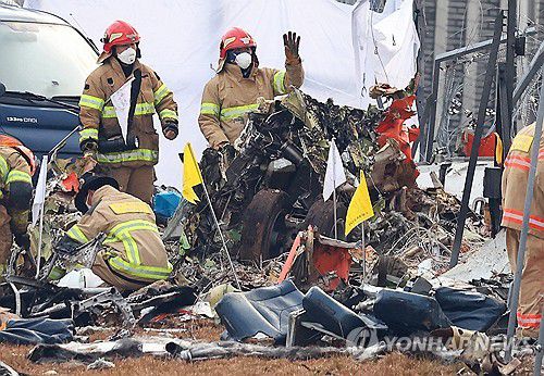 2024년 무안 제주항공 여객기 참사 현장(무안=연합뉴스) 서대연 기자 = 작년 12월 30일, 전남 무안군 무안국제공항에서 발생한 제주항공 여객기 충돌 폭발 사고 현장에서 소방대원 등이 수색작업을 펼치고 있다. [연합뉴스 자료사진] 2025.8.31