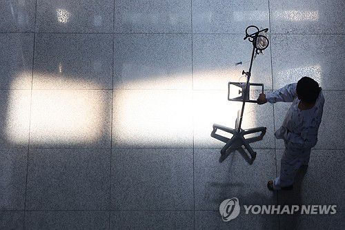 의정갈등, 봉합의 길로?(서울=연합뉴스) 서대연 기자 = 서울 시내 한 대형병원에서 환자가 이동하고 있다. 2025.7.20 dwise@yna.co.kr