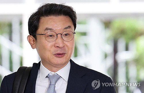 첫 출근하는 이억원 금융위원장 후보자(서울=연합뉴스) 이동해 기자 = 이억원 금융위원장 후보자가 14일 서울 중구 예금보험공사에 마련된 인사청문회 준비 사무실로 첫 출근하고 있다. 2025.8.14 eastsea@yna.co.kr