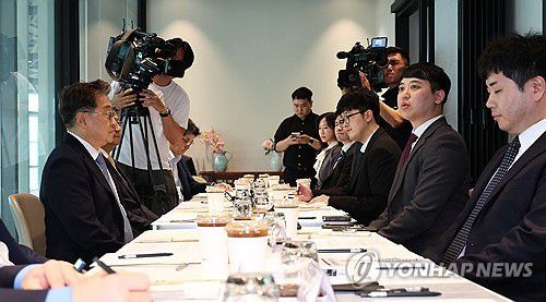 발언하는 한성존 대한전공의협의회 비대위원장(서울=연합뉴스) 김인철 기자 = 한성존 대한전공의협의회 비상대책위원장(오른쪽 두번째)이 26일 서울역사 내 한 한식집에서 열린 대한전공의협의회-대한수련병원협의회 간담회에서 발언하고 있다. 왼쪽은 김원섭 대한수련병원협의회 회장. 2025.8.26 yatoya@yna.co.kr