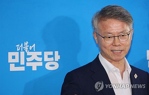 검찰개혁 관련 브리핑하는 민형배 의원[연합뉴스 자료사진]