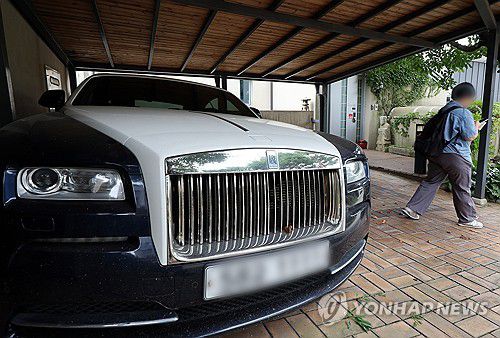 김건희 특검, 나토목걸이·시계 수수 의혹 관련자 주거지 압수수색(양평=연합뉴스) 이동해 기자 = 28일 김건희 여사의 '나토 목걸이' 및 고가 시계 수수 의혹을 수사 중인 민중기 특별검사팀이 압수수색에 나선 경기도 양평의 서성빈 씨 주거지 모습. 특검팀은 이날 서희건설 회장의 맏사위인 박성근 전 국무총리 비서실장 등 관련 인물들의 주거지도 동시에 압수수색 중이다. 2025.8.28 eastsea@yna.co.kr