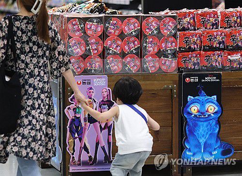 ‘엄마, 잠깐만 보고가’[연합뉴스 자료사진] 지난 28일 서울의 한 대형마트에 넷플릭스 '케이팝 데몬 헌터스'에 등장한 라면 디자인을 반영한 농심 스페셜 제품이 진열돼 있다. 2025.8.28 photo@yna.co.kr