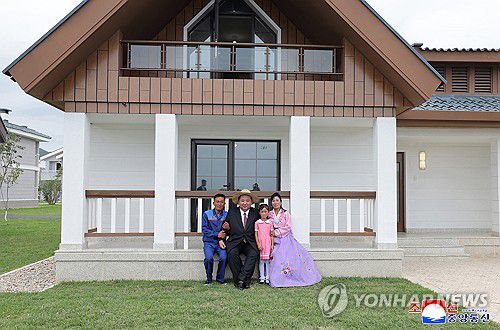 김정은, 낙원바다양식소 준공식 참석…지방발전정책 성과 부각(평양 조선중앙통신=연합뉴스) 함경남도 낙원군에 세워진 대규모 바다 양식기지인 낙원군바다가양식사업소 준공식이 30일 김정은 북한 국무위원장이 참석한 가운데 열렸다고 조선중앙통신이 31일 보도했다.2025.8.31      [국내에서만 사용가능. 재배포 금지. For Use Only in the Republic of Korea. No Redistribution] nkphoto@yna.co.kr