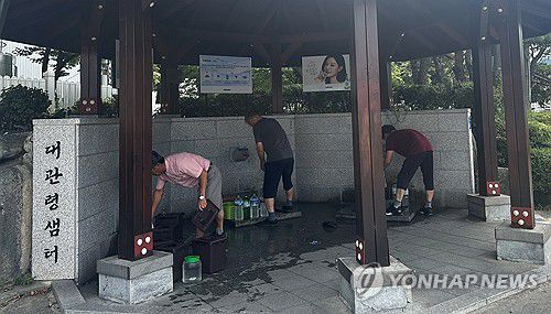 '최악 가뭄'에 물통 들고 모인 강릉시민들(강릉=연합뉴스) 강태현 기자 = 지난 30일 강원 강릉시 대관령샘터에서 시민들이 물통에 식수를 받고 있다. 롯데칠성음료에서 운영하는 대관령샘터는 대관령 지하 암반수를 취수해 수처리 과정을 거쳐 시민에게 식수를 제공하고 있다.     농촌용수종합정보시스템에 따르면 가뭄으로 강릉지역 87%의 생활용수를 공급하는 상수원 오봉저수지의 저수율이 지난 30일 기준 15.3%(평년 72%)로 뚝 떨어져 역대 최저치를 기록했다. 2025.8.31 taetae@yna.co.kr