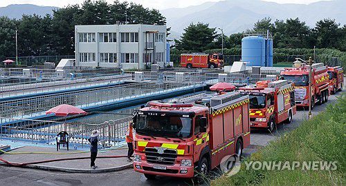 홍제정수장 둘러싼 소방차들(강릉=연합뉴스) 유형재 기자 = 31일 강원 강릉시민의 87%가 사용하는 생활용수를 공급하는 홍제정수장에서 전국에서 달려 온 소방차들이 운반해 온 물을 쏟아붓고 있다.     이날 강릉시 주 상수원인 오봉저수지의 저수율은 계속된 가뭄으로 14.9%까지 뚝 떨어지며 역대 최저치를 기록, 수도 계량기 75% 잠금 하는 강력한 제한급수가 시행되고 있다. 2025.8.31 yoo21@yna.co.kr