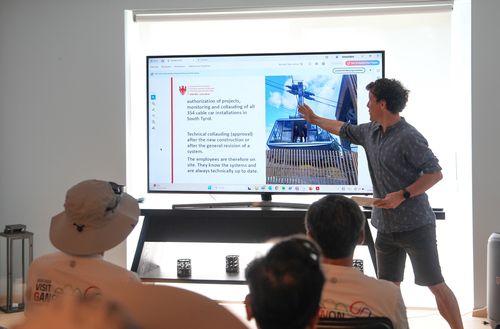 남티롤 측 관계자의 설명 듣는 도 유럽방문단 [촬영 이재현]