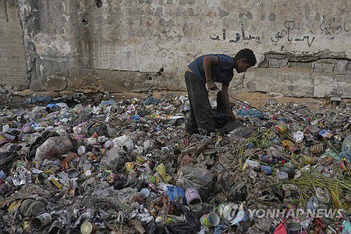 폐허 된 가자지구에서 쓰레기 뒤지는 팔레스타인인 소년(가자시티 AP=연합뉴스) 2025년 8월 27일 폐허가 된 가자시티에서 음식 조리에 연료로 쓸 플라스틱을 구하기 위해 13세 소년 야신 알-마스리가 쓰레기 더미를 뒤지고 있다. (AP Photo/Jehad Alshrafi) 2025.9.1.