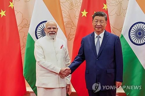악수하는 인도-중국 정상[인도 총리실·AP 연합뉴스. 재판매 및 DB 금지]
