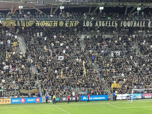 손흥민의 LAFC 홈경기가 열린 LA BMO 스타디움 관중석 (로스앤젤레스=연합뉴스) 임미나 특파원 = 31일(현지시간) 손흥민(로스앤젤레스FC)의 첫 홈경기 데뷔전이 열린 미국 LA BMO스타디움에서 팬들이 태극기를 흔들며 응원하고 있다. mina@yna.co.kr