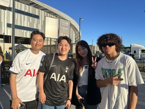 손흥민 보러 경기장 찾은 한인 팬들(로스앤젤레스=연합뉴스) 임미나 특파원 = 31일(현지시간) 손흥민(로스앤젤레스FC)의 첫 홈경기 데뷔전이 열린 미국 LA BMO스타디움 앞에서 제임스 정(맨 왼쪽)씨 등 한인 팬들이 손흥민 경기에 기대감을 드러내고 있다. mina@yna.co.kr