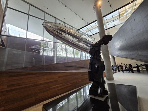 이불 전시 전경(서울=연합뉴스) 박의래 기자 = 1일 서울 용산구 리움미술관에서 열린 '이불:1998년 이후'에 전시된 비행선 작품 '취약할 의향-메탈라이즈드 벌룬'과 조각상 '롱 테일 헤일로: CTCS #1'. 2025.9.1. laecorp@yna.co.kr