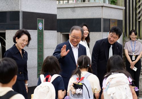 김석준 부산교육감, 초등 개학 등굣길 학생 맞이[부산교육청 제공]