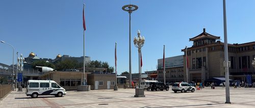 긴장감 감도는 중국 베이징역    (베이징=연합뉴스) 정성조 특파원 = 1일 오후 중국 베이징역 광장에 세워진 경찰차들. 이날 전용열차를 타고 평양을 출발한 김정은 북한 국무위원장은 2일 베이징에 도착할 것으로 예상된다. 2025.9.1 xing@yna.co.kr