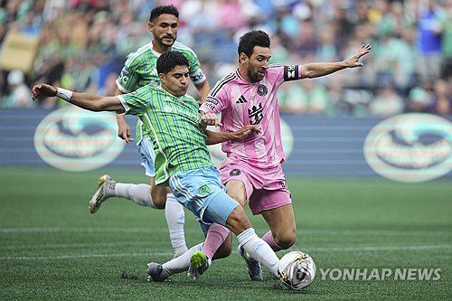 볼경합을 펼치는 리오넬 메시[AP=연합뉴스]