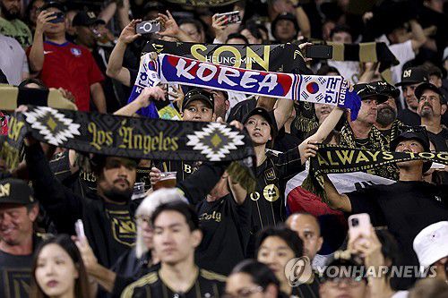 LAFC 홈경기에서 손흥민 응원하는 팬들[AP=연합뉴스. 재판매 및 DB 금지]