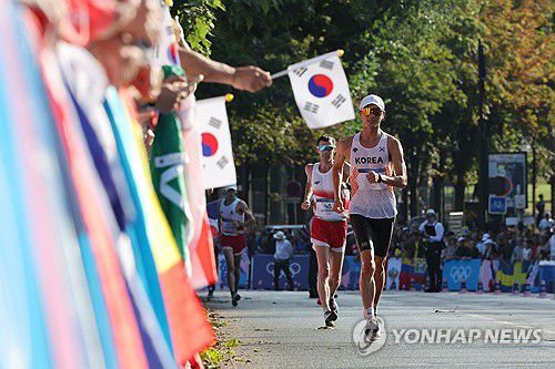 최병광, 태극기 응원 받으며(파리=연합뉴스) 임화영 기자 = 2024 파리올림픽 육상 경보 남자 20km에 출전한 한국 최병광(62번)이 1일(현지시간) 프랑스 파리 에펠탑 인근에 마련된 경보 경기장에서 레이스를 펼치고 있다.      최병광은 2016년 리우데자네이루 대회부터 3회 연속 출전했던 올림픽을 42위로 마쳤다. 2024.8.1 hwayoung7@yna.co.kr