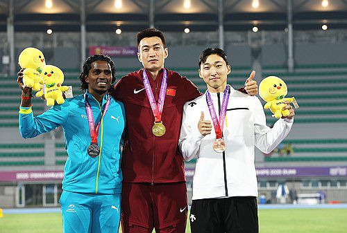 유규민, 아시아선수권 남자 세단뛰기 3위(서울=연합뉴스) 유규민(오른쪽)이 28일 경북 구미시민운동장에서 열린 2025 아시아육상경기선수권대회 남자 세단뛰기 결선에서 3위를 차지한 뒤 시상식에서 기념 촬영하고 있다. 2025.5.28 [대한육상연맹 제공. 재판매 및 DB 금지] photo@yna.co.kr