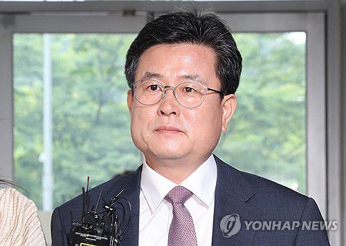 강의구 전 대통령실 부속실장, 순직해병특검 출석(서울=연합뉴스) 서명곤 기자 = 윤석열 전 대통령의 복심으로 불려 온 강의구 전 대통령실 부속실장이 16일 서울 서초구 순직해병특검 사무실에 참고인 신분으로 조사를 받기 위해 출석하고 있다. 2025.7.16 seephoto@yna.co.kr