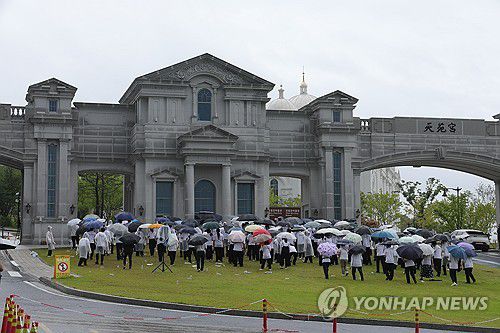 김건희 특검, 통일교 압수수색(가평=연합뉴스) 임병식 기자 = 김건희 여사의 각종 의혹들을 수사하는 민중기 특별검사팀이 통일교 시설과 관계자를 대상으로 압수수색에 나선 18일 오전 경기도 가평군 통일교 본부에서 신도들이 집회를 열고 있다. 2025.7.18 andphotodo@yna.co.kr