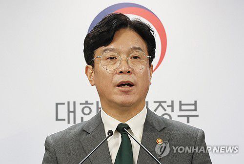 김영훈 장관, 노란봉투법 관련 브리핑(서울=연합뉴스) 이정훈 기자 = 김영훈 고용노동부 장관이 지난 7월 29일 서울 종로구 정부서울청사에서 노동조합 및 노동관계조정법 개정안(노란봉투법) 관련 브리핑에 참석하고 있다. 2025.7.29 uwg806@yna.co.kr
