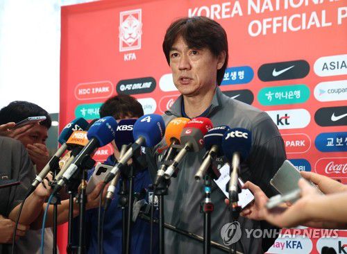 인터뷰하는 홍명보 감독(영종도=연합뉴스) 윤동진 기자 = 대한민국 축구대표팀 홍명보 감독이 미국·멕시코와 평가전을 위해 1일 인천국제공항 2터미널을 통해 출국하기에 앞서 취재진과 인터뷰하고 있다.      대표팀은 미국에서 오는 7일 미국, 10일 멕시코와 평가전을 치른다. 2025.9.1 mon@yna.co.kr