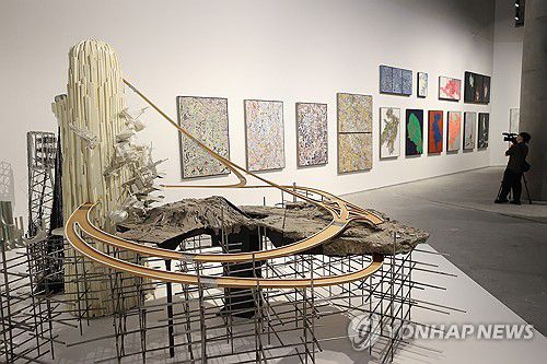 '바위에 흐느끼다...'(서울=연합뉴스) 강민지 기자 = 1일 서울 용산구 리움미술관에서 열린 '이불:1998년 이후' 기자간담회에서 참석자가 '몽그랑레시:바위에 흐느끼다...'을 둘러보고 있다. 2025.9.1 mjkang@yna.co.kr