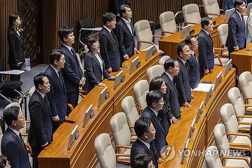 검은 상복 입고 정기국회 개회식 참석한 국민의힘(서울=연합뉴스) 황광모 기자 = 국민의힘 장동혁 대표와 송언석 원내대표를 비롯한 의원들이 1일 국회에서 열린 제429회 국회 정기회 개회식에 검은 상복을 입고 참석해 애국가를 부르고 있다. 2025.9.1 hkmpooh@yna.co.kr