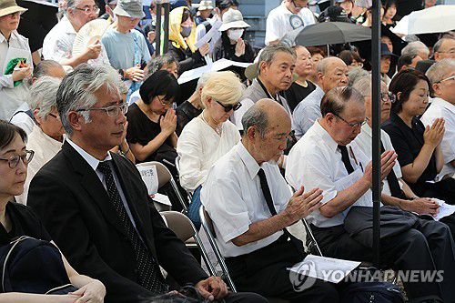 간토학살 조선인 희생자 위한 묵념(도쿄=연합뉴스) 박상현 특파원 = 1일 일본 도쿄 스미다구 요코아미초공원에서 열린 간토대지진 102주년 조선인 희생자 추도식에서 참가자들이 대지진 당시 학살된 조선인을 위해 묵념하고 있다.