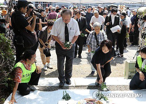 간토학살 조선인 희생자 위한 헌화(도쿄=연합뉴스) 박상현 특파원 = 1일 일본 도쿄 스미다구 요코아미초공원에서 열린 간토대지진 102주년 조선인 희생자 추도식에서 참가자들이 조선인 희생자들을 위해 헌화하고 있다.