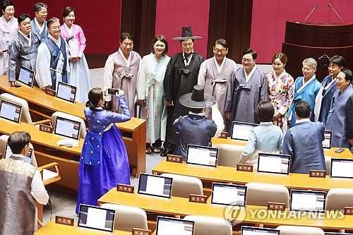 한복 입은 국회의원들(서울=연합뉴스) 김주성 기자 = 제429회 정기국회 개회식에 한복을 입고 참석한 우원식 국회의장과 의원들이 1일 서울 여의도 국회 본회의장에서 기념촬영 하고 있다. 2025.9.1 utzza@yna.co.kr