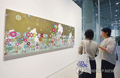 팝아트 작가 무라카미 다카시 개인전 개최(서울=연합뉴스) 진연수 기자 = 1일 오후 서울 용산구 아모레퍼시픽 APMA 캐비닛에서 열린 일본 팝아트 작가 무라카미 다카시의 개인전 '서울, 귀여운 여름방학'에서 참석자들이 전시를 관람하고 있다.      거고지언(가고시안) 갤러리가 개최하는 이번 전시는 다양한 재료, 기법을 바탕으로 무라카미의 작품세계에서 지속적으로 등장해 온 꽃 모티프를 집중적으로 탐구한다. 2025.9.1 jin90@yna.co.kr