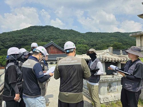 올해 7월 김제 금산사 오층석탑 현장 조사전북서부문화유산돌봄센터의 조사 모습 [국립문화유산연구원 제공. 재판매 및 DB 금지]