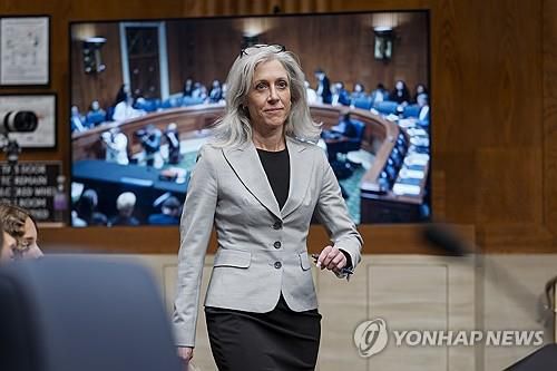 수전 모나레즈 CDC 국장 지명자(워싱턴DC AP=연합뉴스) 2025년 6월 25일 수전 모나레즈 미국 CDC 국장 후보자가 상원 인사청문회에 출석하기 위해 도착하는 모습. 그는 나중에 상원 인준을 받고 같은 해 7월 31일에 CDC 국장으로 취임했으나 8월 27일에 해임됐다. (AP Photo/J. Scott Applewhite/File) 2025.9.2.