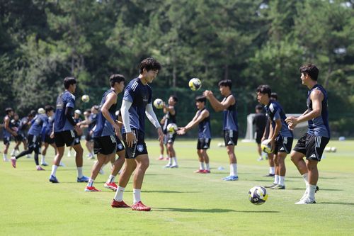 난지형 잔디 위에서 훈련하는 울산 선수들[울산 HD 제공. 재판매 및 DB 금지]