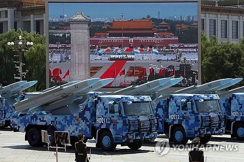 2015년 중국 열병식(베이징 AP=연합뉴스 자료사진) 2015년 9월 3일 일본의 제2차세계대전 항복 70주년을 기념하는 열병식에서 YJ 대함 크루즈미사일이 실린 군용 트럭이 톈안먼 근처를 지나고 있다.  (AP Photo/Ng Han Guan, File)  2025.9.2.