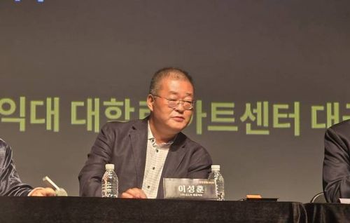 '뮤지컬포럼 2025'에 참석한 이성훈 쇼노트 대표(서울=연합뉴스) 이성훈 쇼노트 대표가 2일 서울 종로구 홍익대 대학로 아트센터 대극장에서 열린 '뮤지컬포럼 2025'에서 의견을 발표하고 있다. 2025.09.02 hyun@yna.co.kr