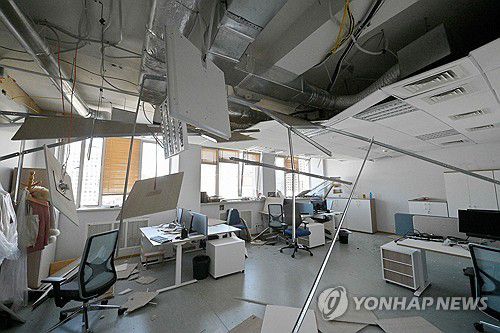 러시아의 공격으로 파괴된 키이우 유럽연합 대표부 건물[AFP 연합뉴스. 재판매 및 DB 금지]