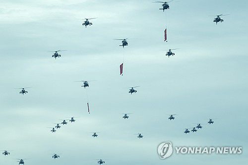 지난 8월24일 항일전쟁 승리 80주년 기념 열병식 최종 예행연습에서 비행 중인 헬리콥터 편대 모습.[AP 연합뉴스 자료사진. 재판매 및 DB 금지]
