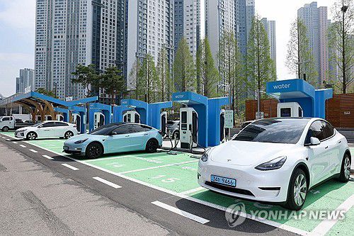 경기 고양시 킨텍스에 마련된 국내 최대 규모의 전기차 급속 충전소. [고양시 제공. 재판매 및 DB 금지]