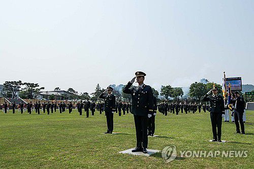육군 부사관 임관식5월29일 전북 익산시 육군부사관학교에서 열린 '25-1기 육군 부사관 임관식'에서 임관 부사관들이 국기에 대한 경례를 하고 있다. [육군 제공. 재판매 및 DB 금지]