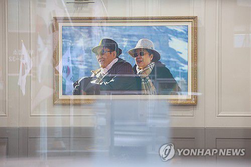 김건희 특검, 통일교 서울 본부 압수수색 실시(서울=연합뉴스) 김도훈 기자 = 18일 김건희 여사 관련 의혹을 수사하는 민중기 특별검사팀이 압수수색을 실시한 서울 용산구 통일교 서울본부 로비에 한학자 통일교 총재(오른쪽)와 고 문선명 통일교 총재 사진이 걸려 있다.     이날 특검팀은 '건진법사 청탁 의혹'과 관련해 가평에 위치한 통일교 본부와 서울 용산구에 있는 서울 본부에 대한 압수수색을 실시했다. 2025.7.18 superdoo82@yna.co.kr