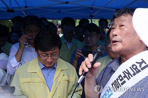 지천댐 후보지 찾은 김성환 환경부 장관(청양=연합뉴스) 이주형 기자 = 김성환 환경부 장관이 29일 충남 청양군 장평면 지천댐 후보지를 방문해 댐 후보지 주민 의견을 듣고 있다. 2025.8.29 coolee@yna.co.kr