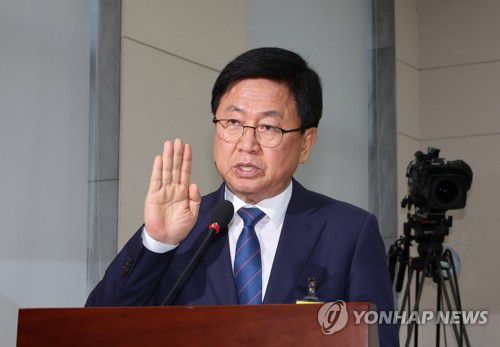 선서하는 최교진 교육부 장관 후보자(서울=연합뉴스) 김주성 기자 = 최교진 부총리 겸 교육부 장관 후보자가 2일 국회 교육위원회에서 열린 인사청문회에서 선서하고 있다. 2025.9.2 utzza@yna.co.kr