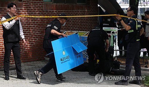 총상 입고 숨진 육군 대위…현장 조사(대구=연합뉴스) 윤관식 기자 = 2일 대구 수성구 수성못 인근에서 현역 육군 대위가 총상을 입고 사망한 채 발견된 가운데 사건 현장에서 육군수사단, 경찰 과학수사대 등이 현장조사를 벌이고 있다. 2025.9.2 psik@yna.co.kr