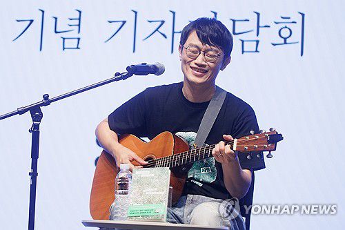 싱어송라이터 윤덕원 '열심히 대충 쓰는 사람' 출간(서울=연합뉴스) 류효림 기자 = 밴드 브로콜리너마저의 윤덕원이 2일 서울 종로구 노무현시민센터에서 열린 신간 '열심히 대충 쓰는 사람' 출간 기념 기자간담회에서 책 제목과 동명의 노래를 부르고 있다. 2025.9.2 ryousanta@yna.co.kr