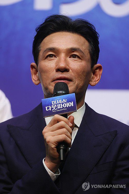 포즈 취하는 황정민(서울=연합뉴스) 류효림 기자 = 배우 황정민이 2일 서울 서대문구 이화여자대학교 삼성홀에서 열린 뮤지컬 '미세스 다웃파이어' 제작발표회에서 포즈를 취하고 있다. 2025.9.2 ryousanta@yna.co.kr